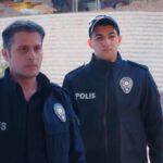 W domu Firdevs zjawia się policja. Suat otwiera drzwi funkcjonariuszom.