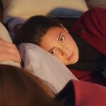 Yildiz spogląda, jak Kuzey próbuje dotknąć włosów jej siostrzenicy.