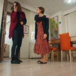 Firdevs policzkuje swoją siostrę, tuż po jej wejściu do domu.