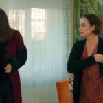 Kadr z 54. odcinka serialu "Miłość i nadzieja". Murvet policzkuje Yildiz, dowiedziawszy się, że ta jest kochanką Suata.