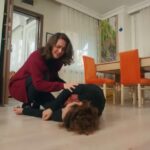 Nieprzytomna Murvet leży na podłodze. Zrozpaczona Yildiz pochyla się nad nią.