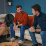 Scena w domu Belkis. Ege, Arda i Belkis siedzą na kanapie.