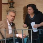 Kadr z 55. odcinka serialu "Miłość i nadzieja". Bulent siedzi na krześle, a Naciye stoi obok niego z kopertą z wynikami analizy DNA w ręce.