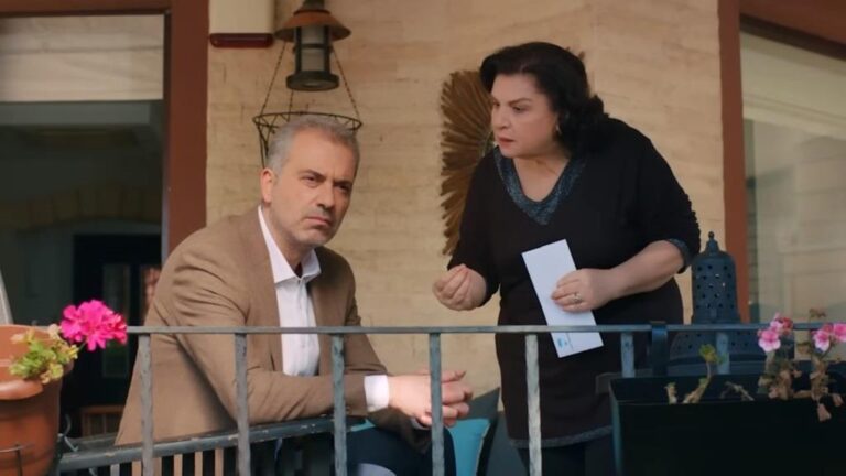 Kadr z 55. odcinka serialu "Miłość i nadzieja". Bulent siedzi na krześle, a Naciye stoi obok niego z kopertą z wynikami analizy DNA w ręce.