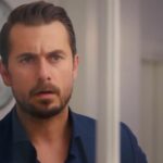 Kuzey stoi przy wejściu do salonu, skąd podsłuchuje rozmowę narzeczonej i jej mamy. Jest w szoku, słysząc z ust Firdevs, że pobiła Yildiz, a następnie zrzuciła ją z balkonu.