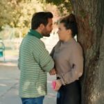 Arda konfrontuje się z Melis. Napiera na nią, przyciskając ją do drzewa.