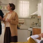 Kuzey zasypia na kanapie, serdecznie ugoszczony przez Murvet i Elif.