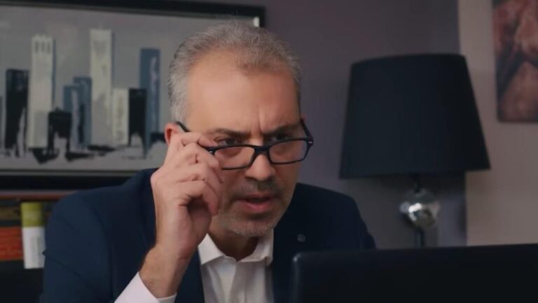 Kadr z 57. odcinka. Bulent jest w szoku, widząc wyniki badania DNA.