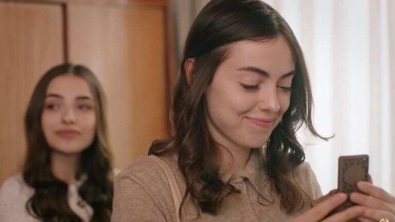 Kadr z 101. odcinka serialu "Wichrowe Wzgórze". Feriha trzyma w rękach pudełeczko z kolczykiem i uśmiecha się. Gulce stoi za jej plecami.