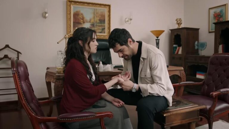 Kadr z 106. odcinka. Halil opatruje ranę Zeynep.