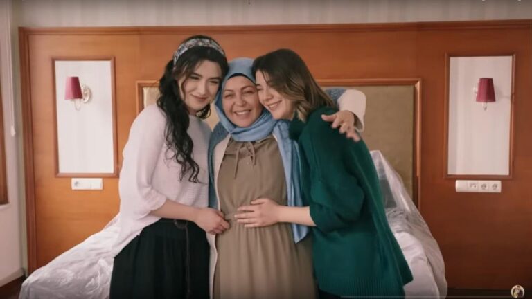 Kadr z 107. odcinka "Wichrowego Wzgórza". Zumrut oboje swoje wnuczki: Zeynep i Selmę.