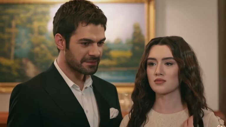 Halil i Zeynep na swoich zaręczynach. Na twarzy Halila maluje się subtelny uśmiech, co jest do niego niepodobne.