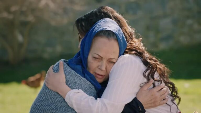 Zeynep i jej babcia obejmują się.