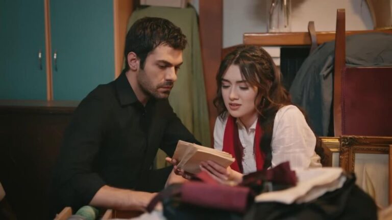 Kadr z 116. odcinka. Halil i Zeynep przeglądają pamiątki w magazynie.