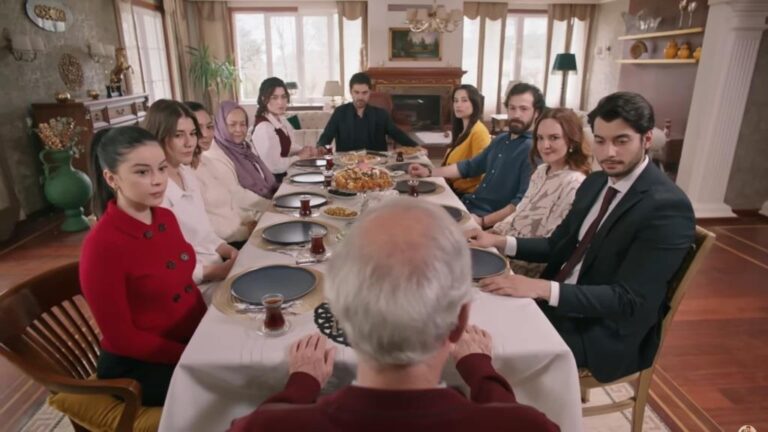 Kadr z 119. odcinka. Rodziny Aslanli i Firat zasiadają razem przy stole.