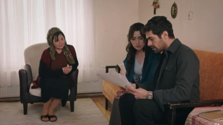 Kadr z 124. odcinka. Halil i Zeynep oglądają rysunki Aliego. Obok siedzi jego babcia, Nimet.