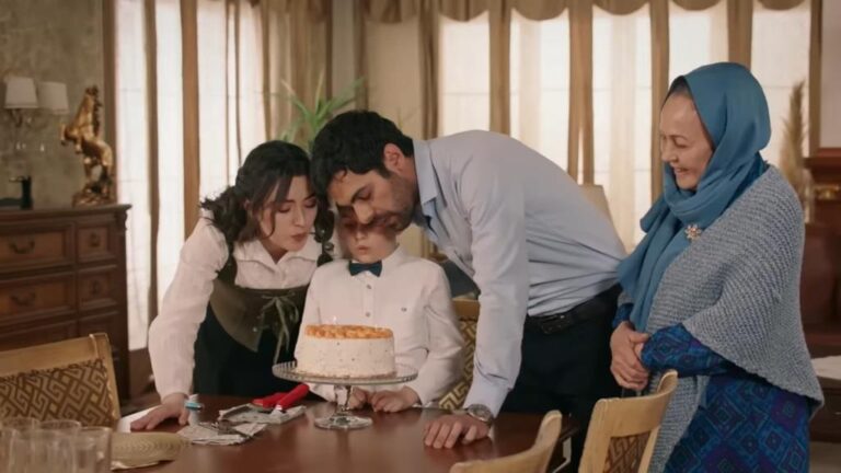 Zeynep, Ali i Halil zdmuchują razem świeczki z tortu.