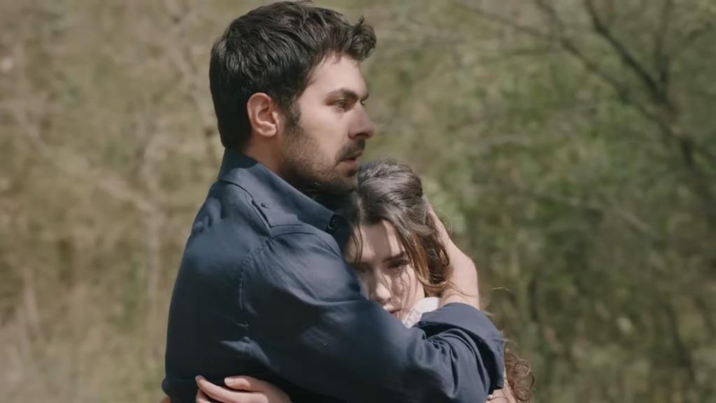 Halil przytula Zeynep.