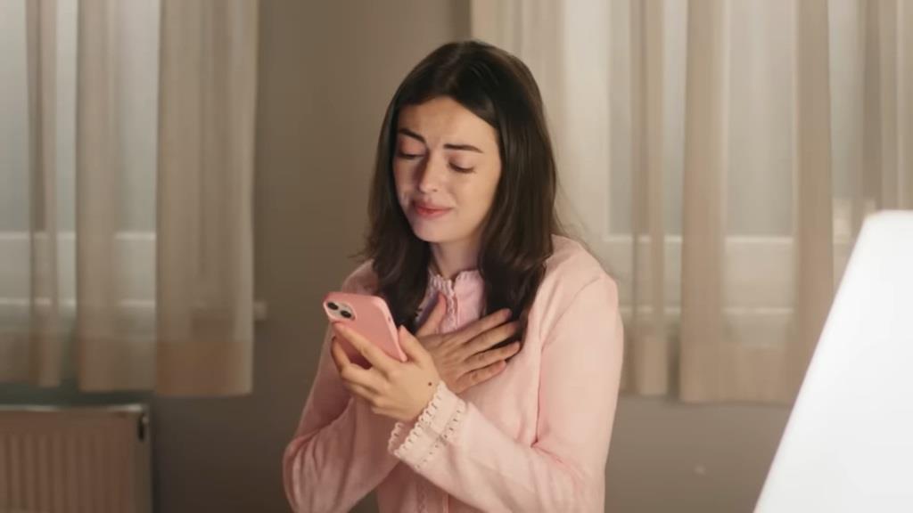 Feriha ogląda w telefonie swoje zdjęcie z Gulce.