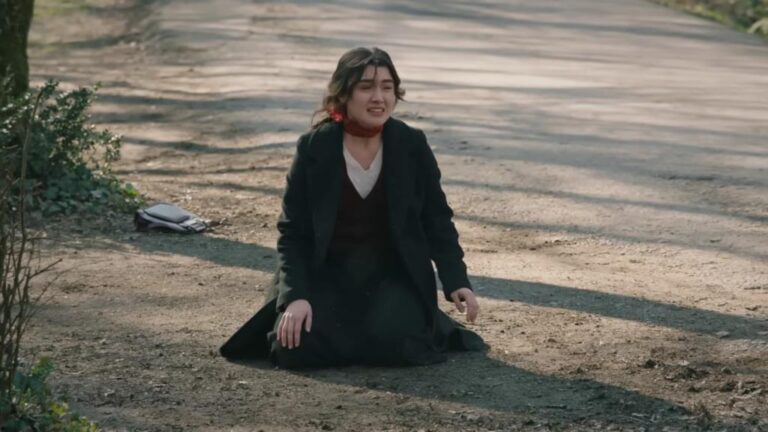 Kadr z 85. odcinka serialu "Wichrowe Wzgórze" przedstawia Zeynep, która w rozpaczy upadła na kolana po tym, jak została okradziona na drodze.