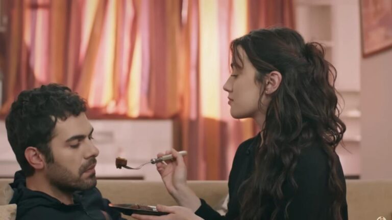 Kadr z 90. odcinka serialu "Wichrowe Wzgórze". Zeynep karmi Halila, troskliwie się nim opiekując.