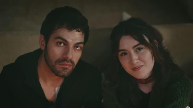 Kadr z 91. odcinka serialu "Wichrowe Wzgórze". Halil i Zeynep siedzą obok siebie, obserwując cienie tańczące na suficie podczas wspólnej zabawy w grę cieni.