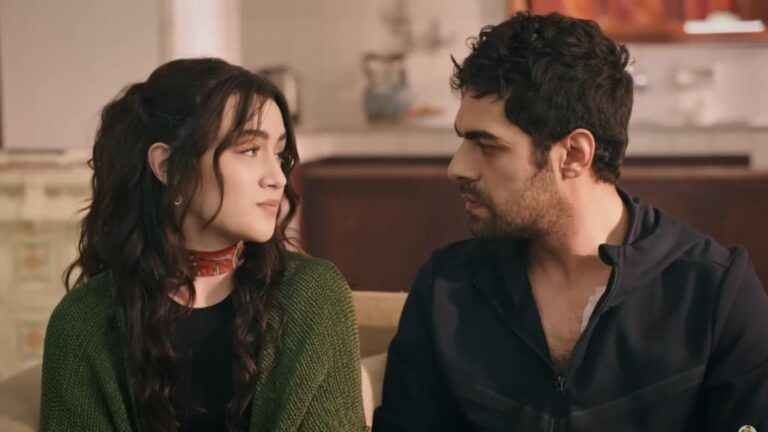 Kadr z 92. odcinka serialu "Wichrowe Wzgórze". Zeynep i Halil siedzą na kanapie w domu letniskowym. Zeynep mówi mężczyźnie, że nawet on nie może ukryć miłości.