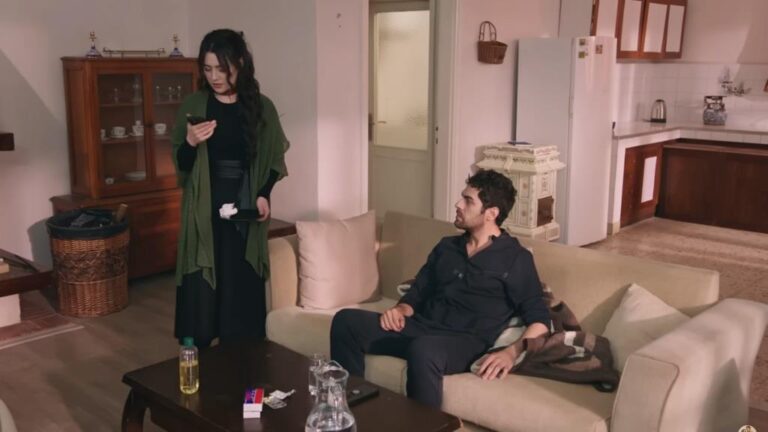 Kadr z 93. odcinka serialu "Wichrowe Wzgórze". Zeynep czyta wiadomość od lichwiarza. Halil zauważa jej roztrzęsienie.