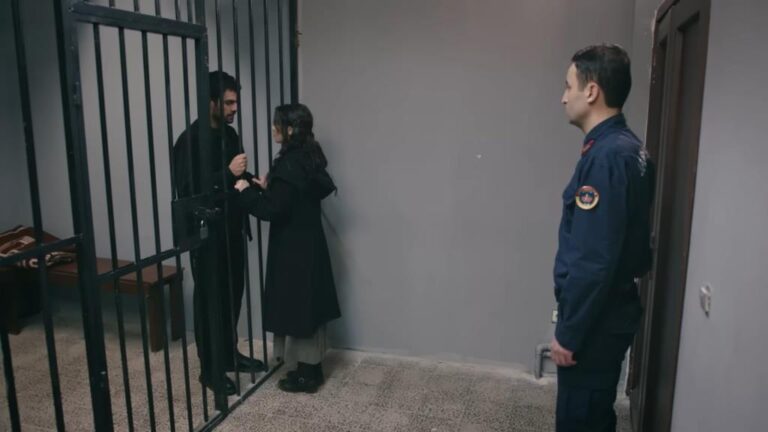 Kadr z 97. odcinka serialu "Wichrowe Wzgórze". Zeynep odwiedza aresztowanego Halila.