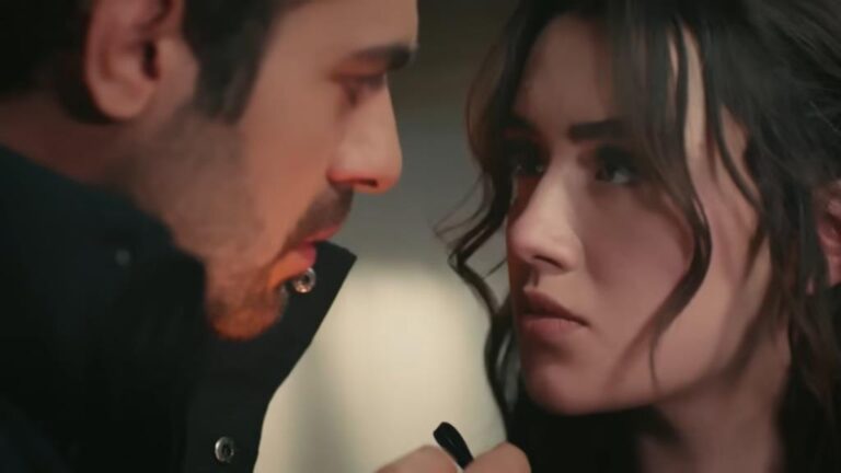 Kadr z 99. odcinka serialu "Wichrowe Wzgórze". Halil i Zeynep w leśnej chacie.