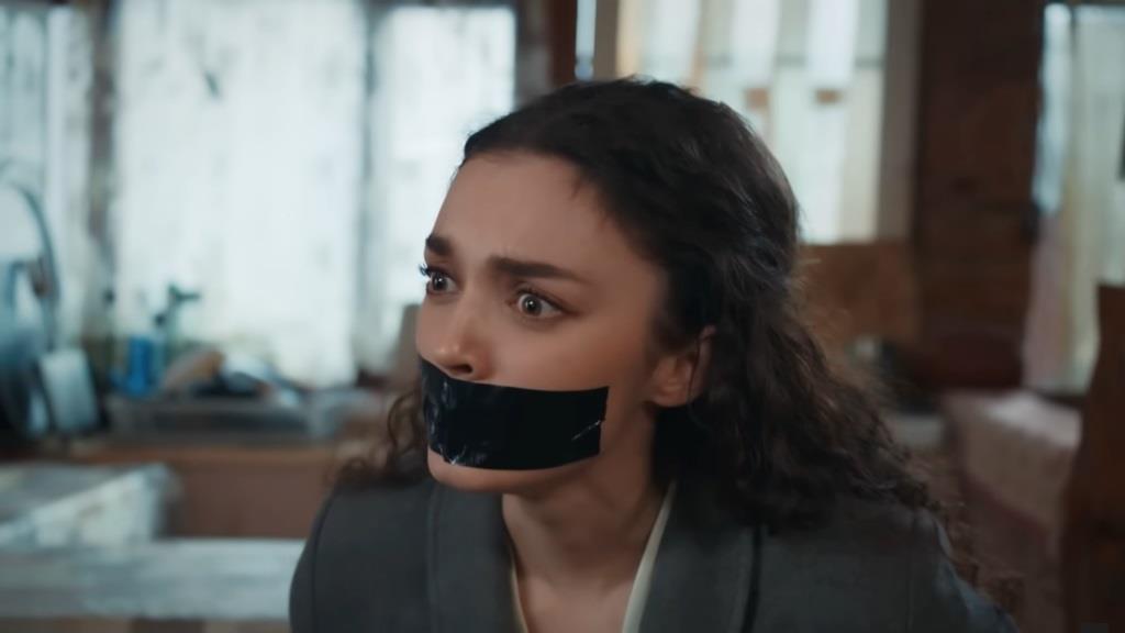 Nana ma zaklejone taśmą usta.