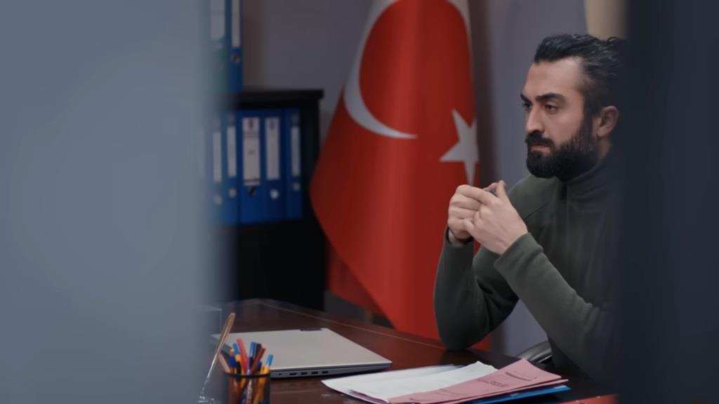 Ferit prowadzi monolog.