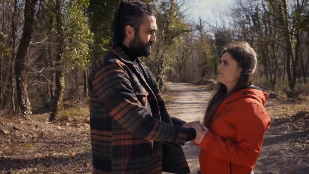 Ferit i Didem trzymają się za ręce.