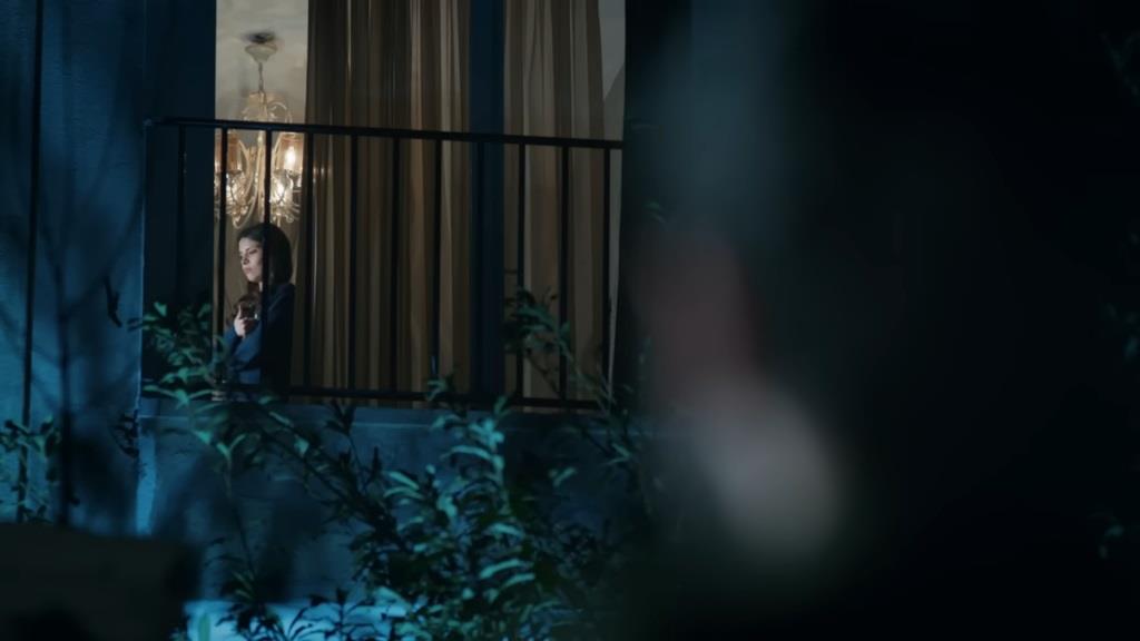 Ferit obserwuje Ayse w jej mieszkaniu.