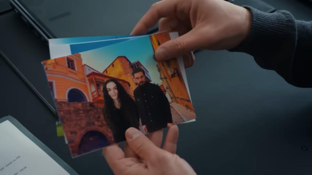 Spreparowane zdjęcie z wakacji, na którym znajdują się Nana i Yaman.