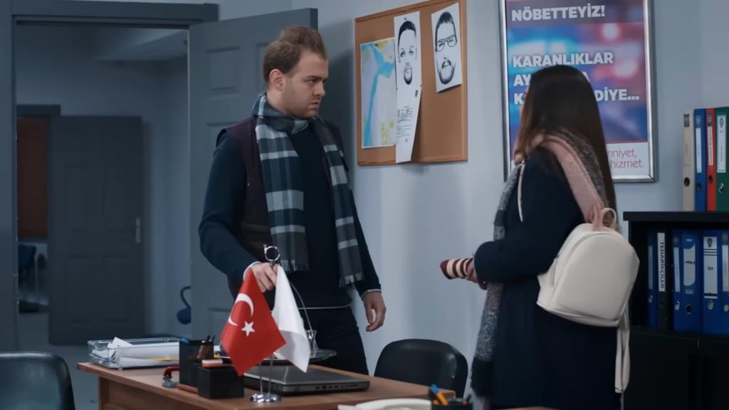 Kirpi ma na sobie szalik, który Nese podarowała Basak.