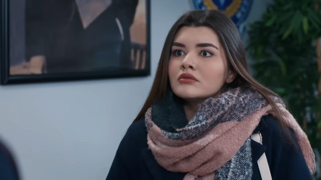 Nese jest zdumiona, widząc szalik na szyi Kirpiego.