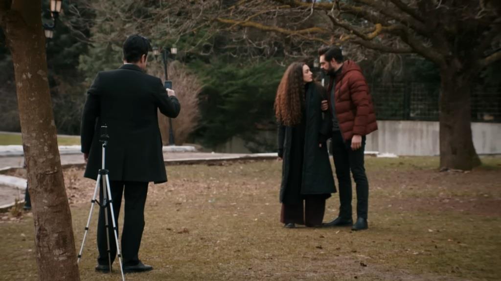 Cenger robi zdjęcia Yamanowi i Nanie.