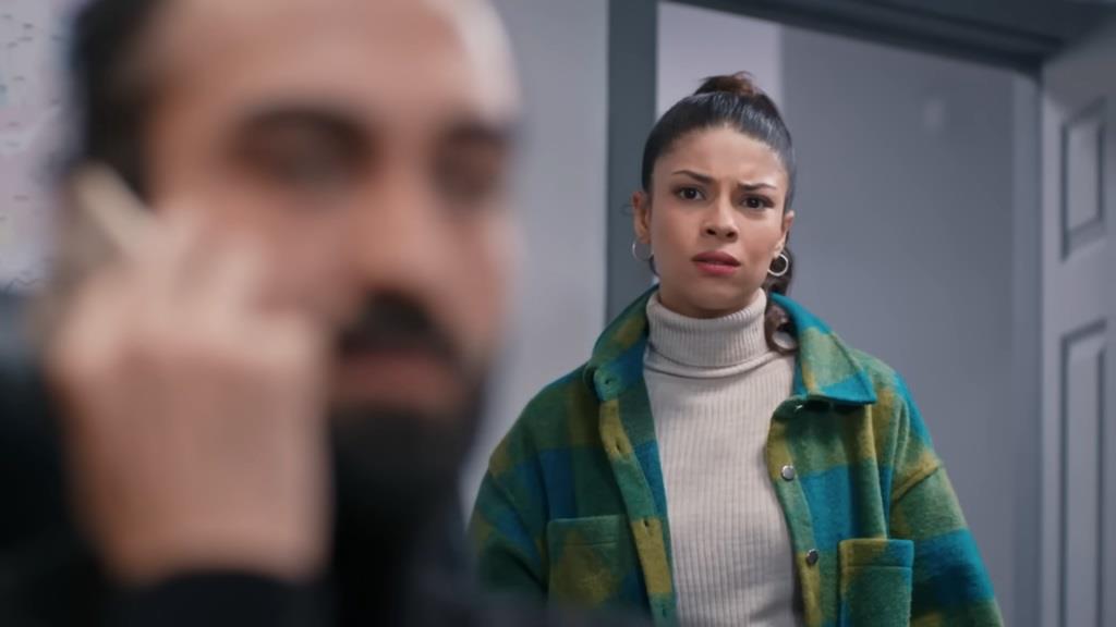 Ayse w oszołomieniu przysłuchuje się rozmowie Ferita.