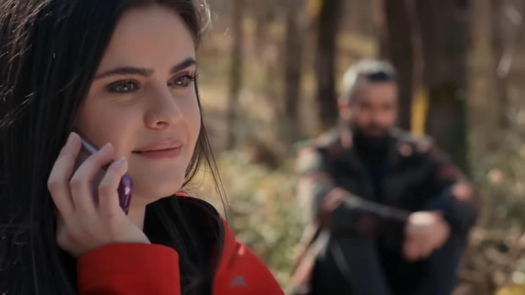 Didem rozmawia przez telefon ze swoim chłopakiem. Obok siedzi Ferit.