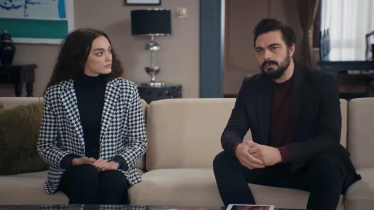 Yaman i Nana siedzą na kanapie. On patrzy przed siebie, a ona na niego.