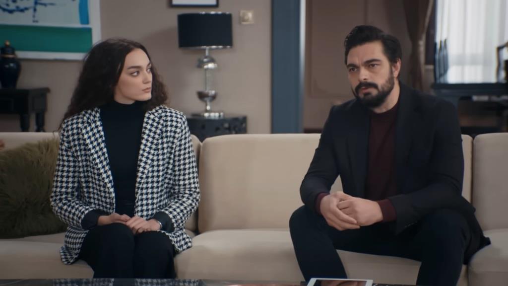 Yaman i Nana siedzą na kanapie. On patrzy przed siebie, a ona na niego.