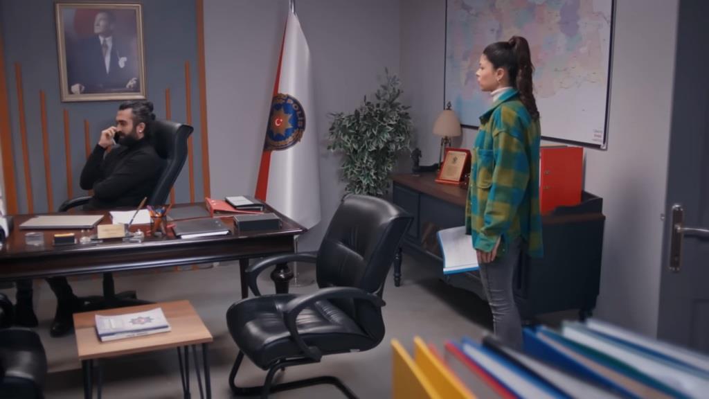 Ayse wchodzi do pokoju Ferita, który nie zauważa jej i dalej prowadzi rozmowę telefoniczną z Didem.