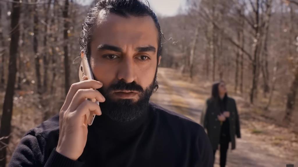 Ferit odbiera telefon od Nese z informacją o wypadku Ayse. Jest w szoku.