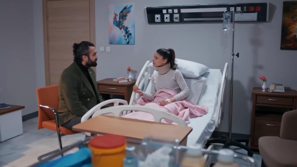 Ferit odwiedza Ayse w szpitalu.