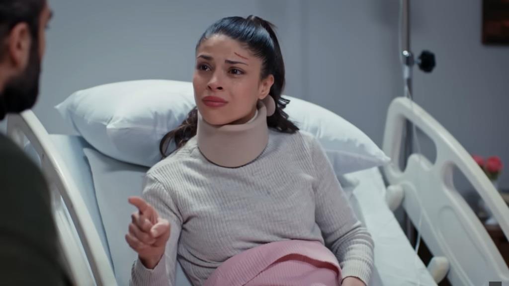 Ayse wymierza palec w Ferita.