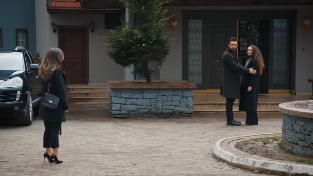 Yaman i Nana są zaskoczeni, zdając sobie sprawę z obecności urzędniczki.