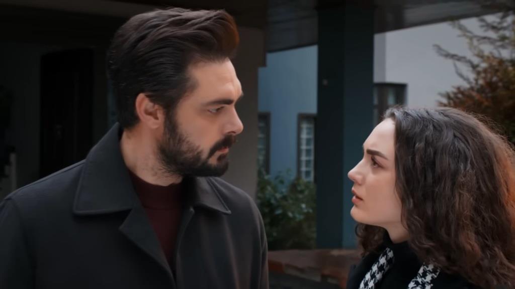 Kadr z 756. odcinka serialu "Dziedzictwo". Yaman i Nana patrzą sobie prosto w oczy, stojąc na podwórku.