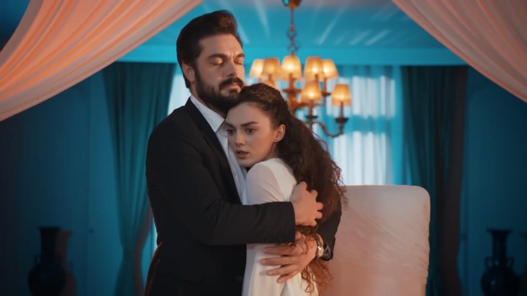 Scena ze snu Nany. Yaman mocno obejmuje Nanę tuż po ich ślubie.