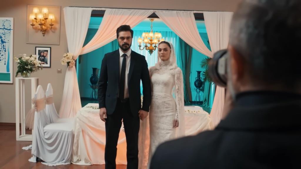 Yaman i Nana pozują do zdjęcia.